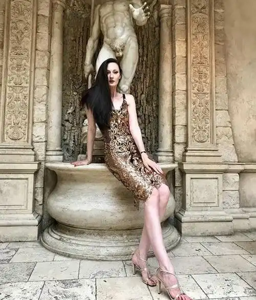 专爱穿细跟恨天高,结果32岁还没男人敢娶_埃卡特里娜