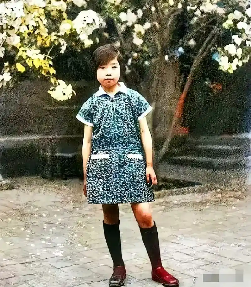 这个小女孩1921年出生,看穿衣打扮,家境相当优越,是名门之家.