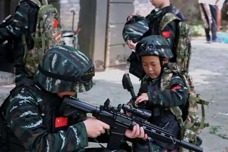 陈博拍《中华少年特种兵》照片