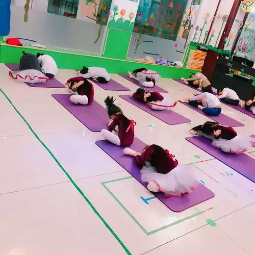 基本功练习:地面旁压腿