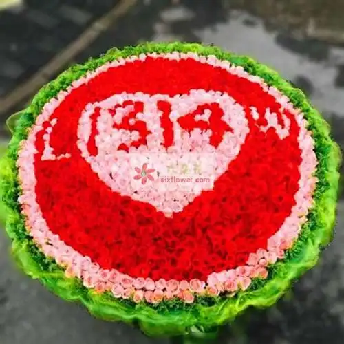 花材:999支玫瑰,其中由戴安娜玫瑰和红玫瑰组成,中间组成"love","1314