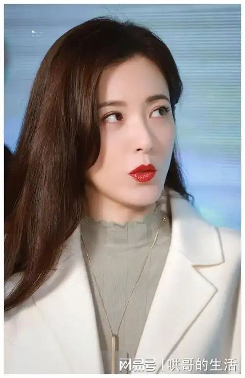 曾黎父亲脚上的裂口皮鞋让她泪目家庭破碎的阴影让她至今未婚