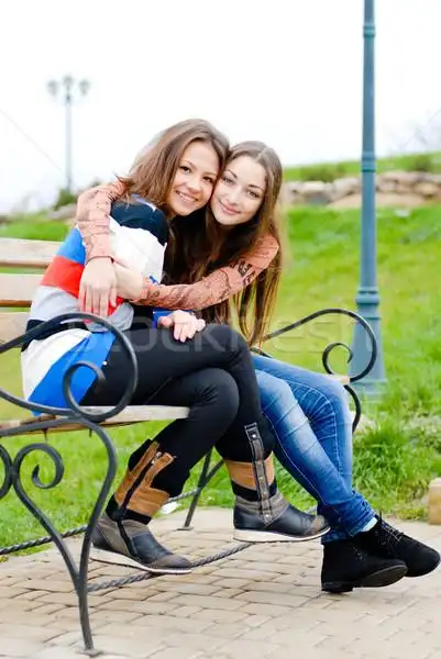 商业照片: 友好 · 拥抱 · 十几岁的女孩 · 欣慰的 · 朋友 · 拥抱