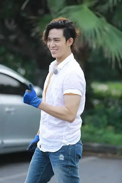 《黄金单身汉》陈楚河高难度瑜伽 异国烛光晚餐_综艺_央视网(cctv.