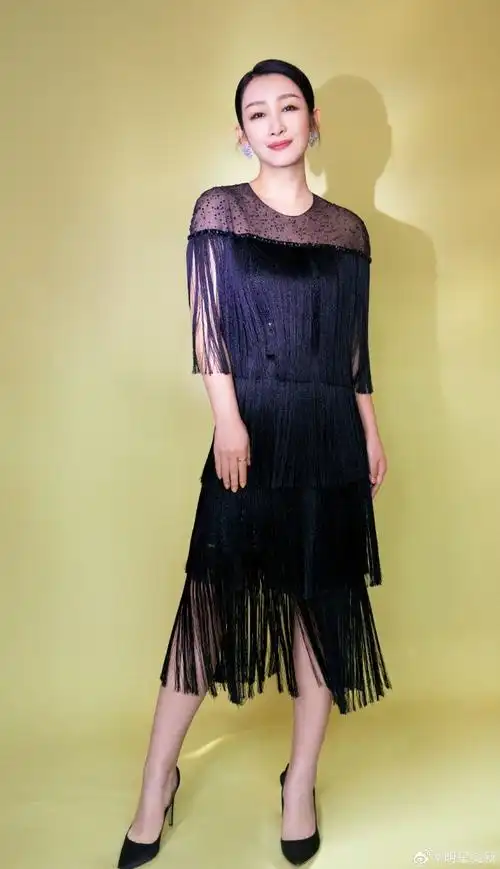 45岁女演员秦海璐玉腿穿giuseppe zanotti高跟鞋优雅浪漫