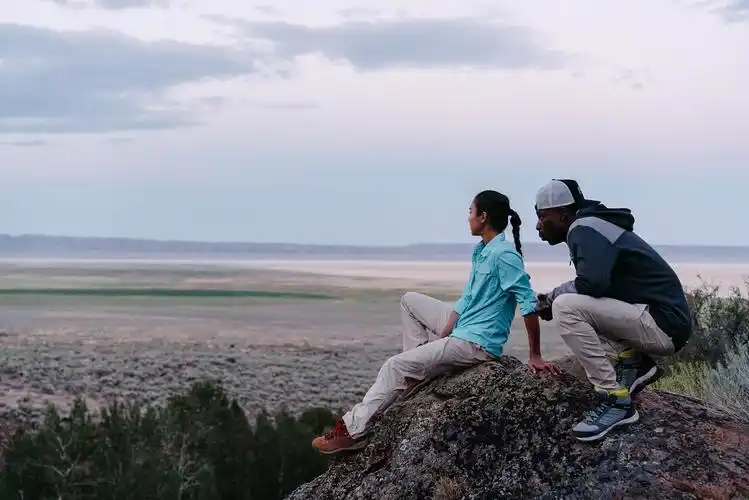 户外旅行场景图