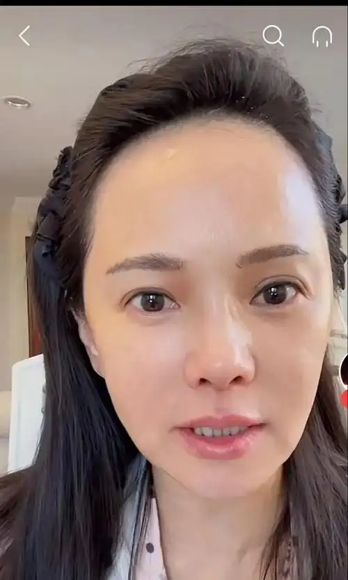 伊能静素颜的最真实的状态,她早上刚起床,准备教大家利用10分钟的时间