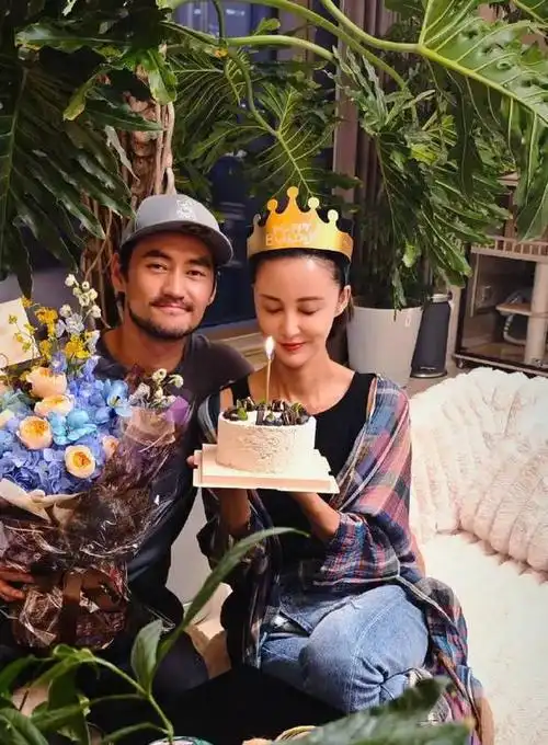 张歆艺袁弘晒结婚8周年合照 华晨宇等好友到场庆祝