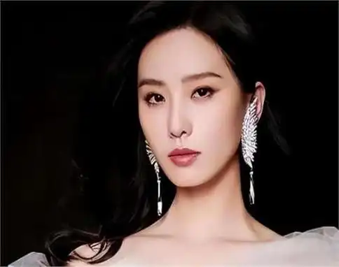 她饰演的龙葵和若曦,是许多人心中的完美角色.