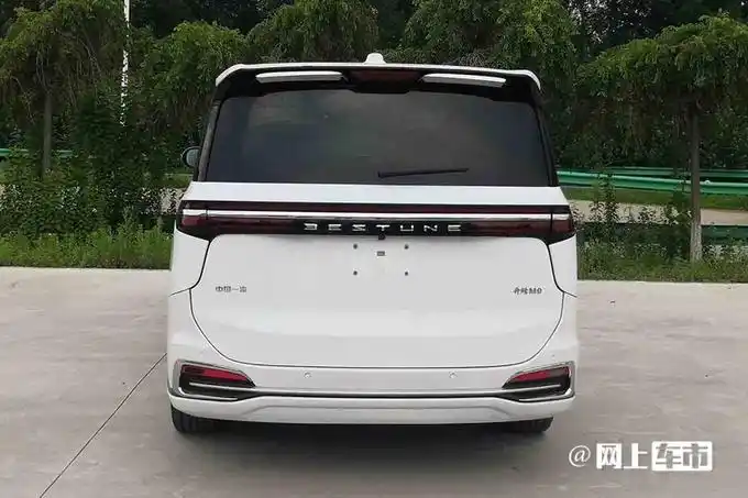 奔腾mpv——m9实拍图 预计将于10月量产