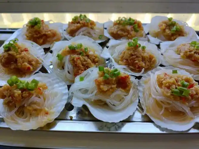 夏季夜市必点的蒜蓉粉丝蒸扇贝