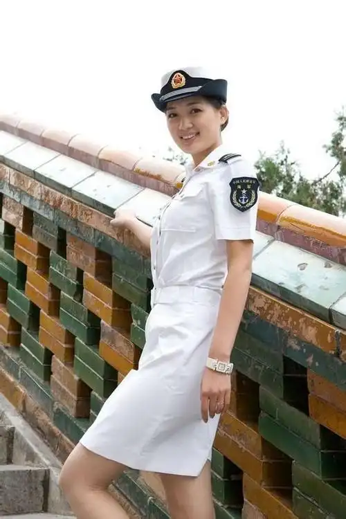 为什么女兵都可以穿膝盖上裙,我们这的公务员只能穿膝盖下裙?