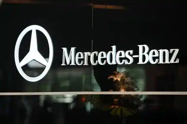 加速电动化奔驰在左宝马在右