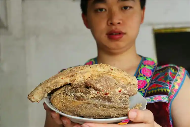 舌尖上的美食,广西苗族特色"酸鸭酸肉"酸香可口,看饿了