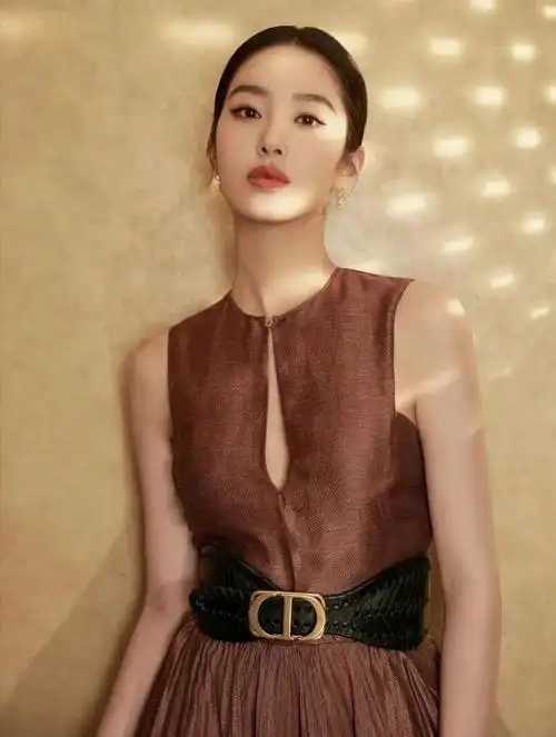 2017年,陈金飞和杨采钰在街头拥吻的照片曝光后,引起了极大的轰动.