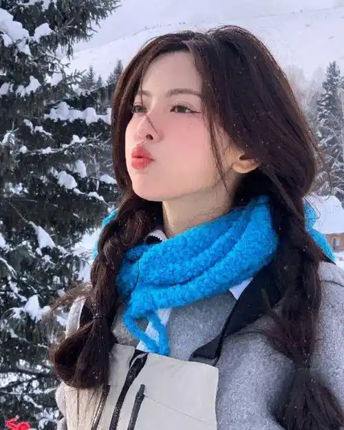 杨超越初雪惊艳拍照!红手套双马尾俏皮,引爆时尚焦点!_红色_照片_雪地