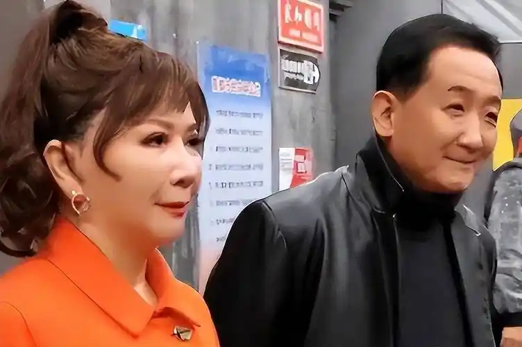 有趣的是,丁秋星追求蔡明的方式相当"潦草":在一次联欢晚会上,他将