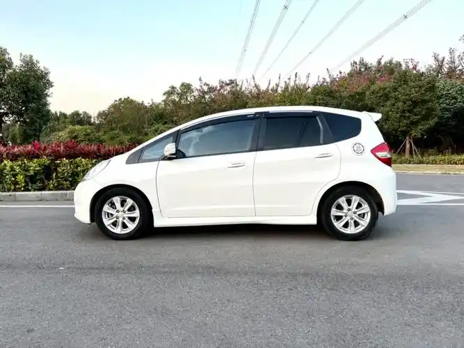 本田 飞度  2011款 1.5l 自动全景天窗版图片