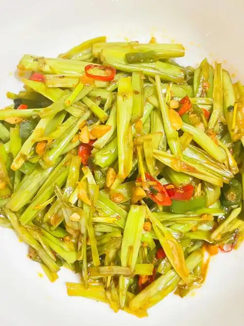 手撕空心菜梗这样炒也太好吃了强烈推荐