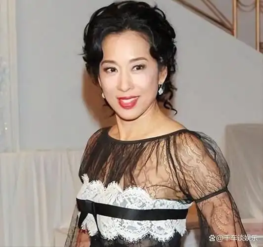 回顾:著名主持人侯玉婷曾和霍震霆传绯闻,如今65岁成了模范婆婆