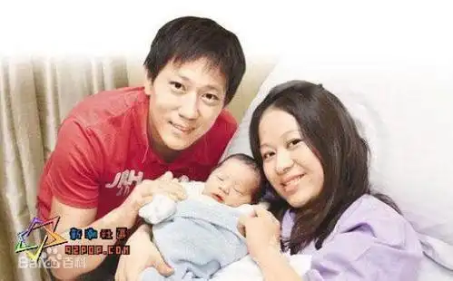 不过这两段情都不了了之,2006年12月,邝文珣与富商丈夫应德荣在深湾