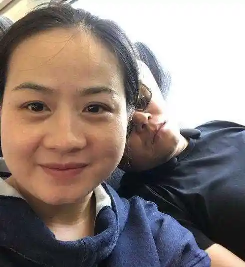 岳云鹏妻子郑敏晒出与老公的亲密合照.