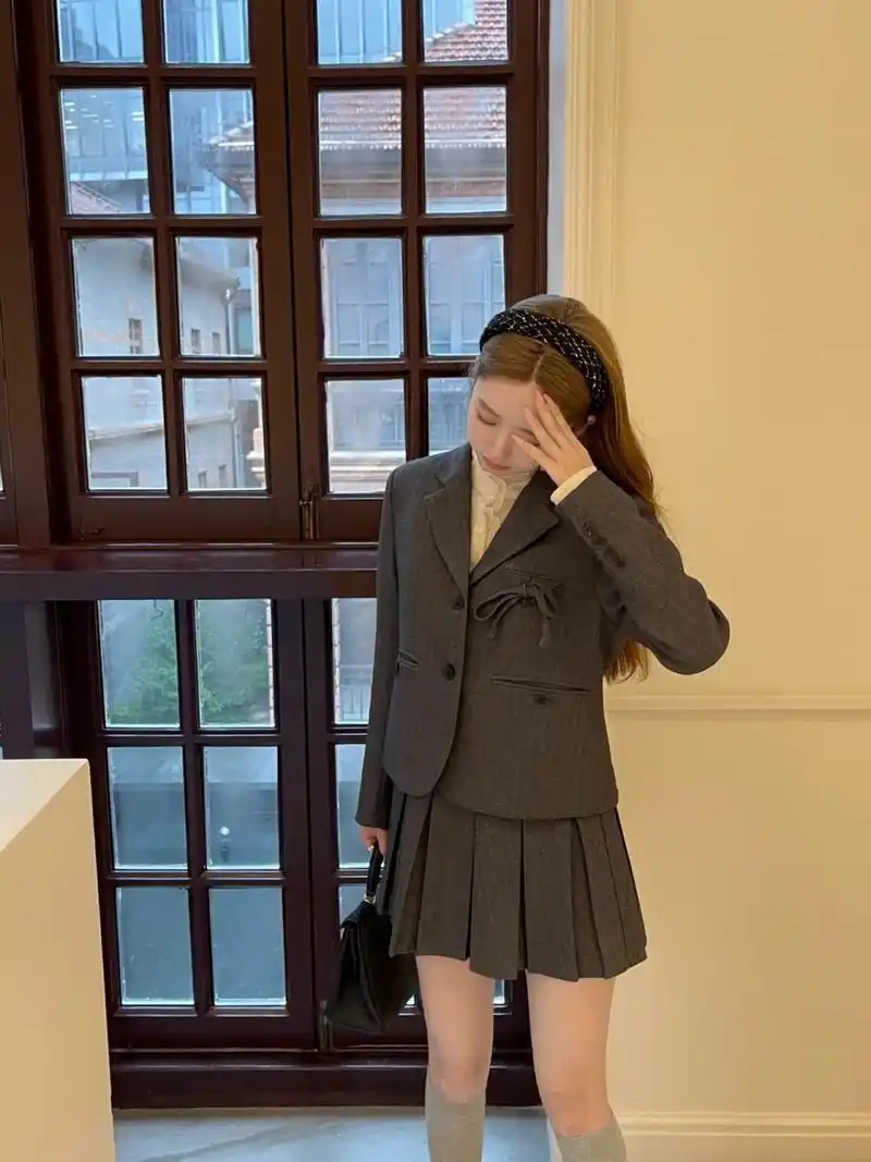 有点偏制服式的贵气英式少女风格 无论是面料还是设计点 都很有新鲜