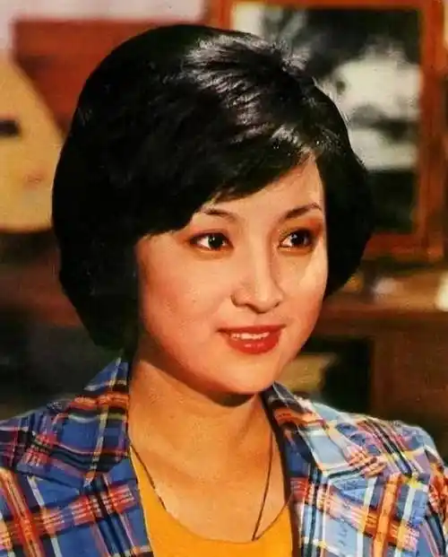 甄珍:分手46年,依然能让前夫谢贤念念不忘,她到底有啥魅力_女儿_母亲