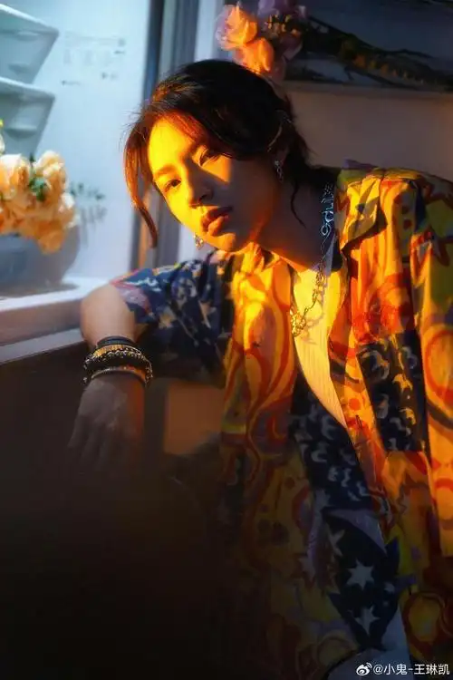 小鬼港风花衬衫随拍9615 超港超帅的小鬼,松弛感拿捏住了!