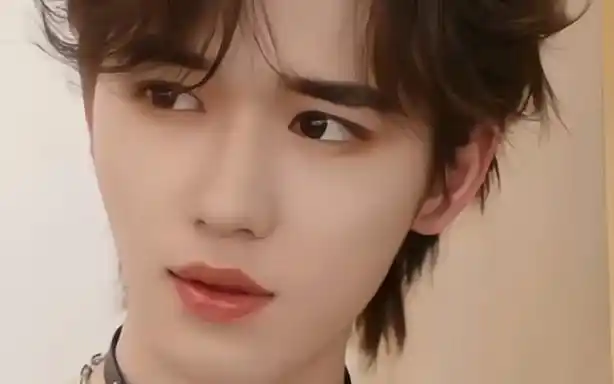 天呐宋亚轩两只眼睛两个感觉!