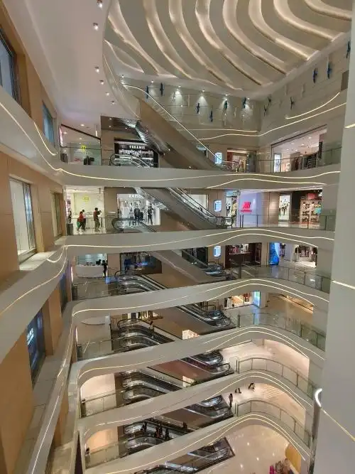 汇金百货的中庭,上海的汇金百货商场好像有个特色,这两个商场并不算大