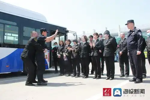 警察现场教"防身术" 城阳区开展公交车反恐防暴演练