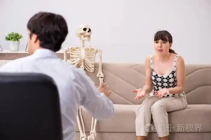 年轻患者访问心理学家寻求治疗照片-正版商用图片16q15q-摄图新视界