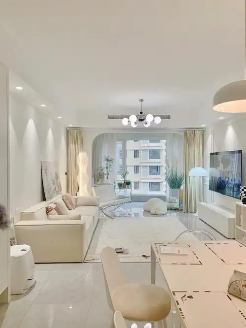 建面106平,套内95平三室两卫的小户型60%的奶油色,30%奶油色,10%其他