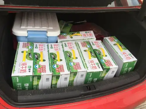 为老人们带去一箱箱的爱心牛奶