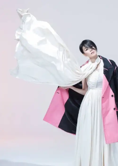 48岁王菲新造型你见过没?长筒靴加手套好俏皮,马天宇都抢着看!