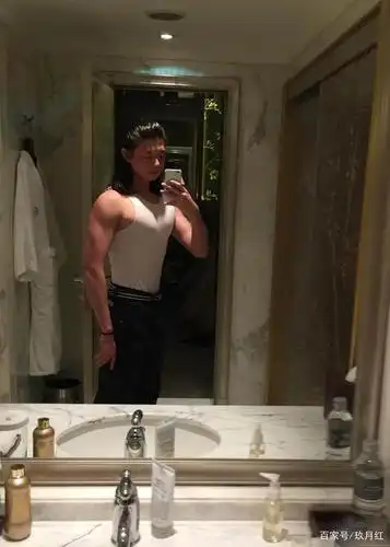 霍尊舞台照与生活照各具特色,古装风度翩翩,现代造型帅酷