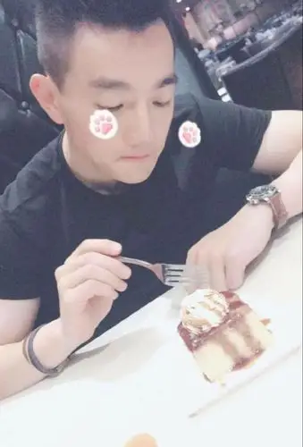 何捷大量私服照曝光,低头抿嘴神似郑恺,健身近照荷尔蒙爆棚