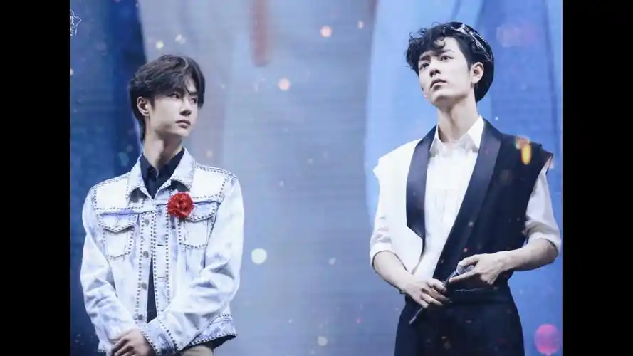 博君一肖弟弟看哥哥的高甜瞬间眼神炙热散发的光