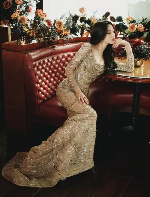 迪丽热巴白金霓光鱼尾裙