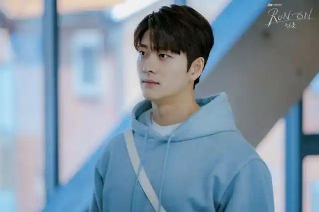 孔明等人一起以5urprise出道的姜泰伍,虽然曾因韩国史上第一个演员