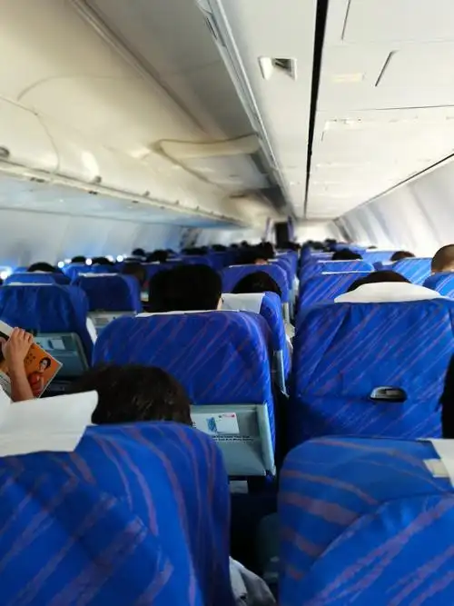坐在宽松舒适的飞机上
