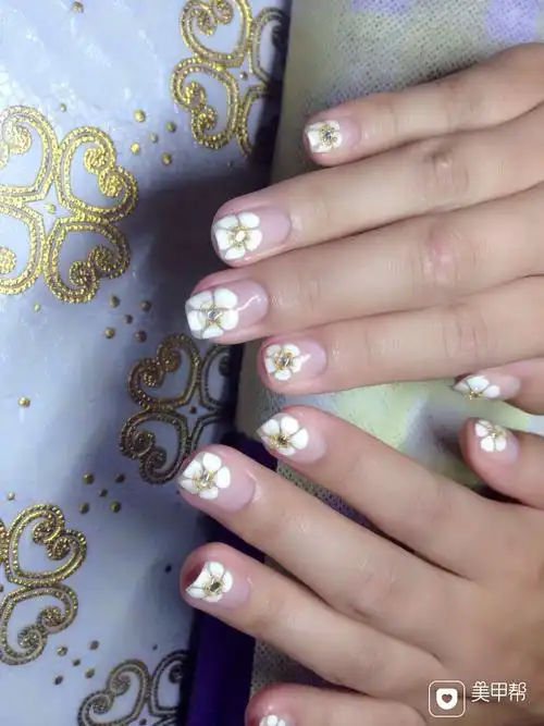 方圆形手绘白可爱的花朵美甲图片