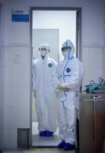 成都双流医生:为节省防护服 38岁第一次穿尿不湿