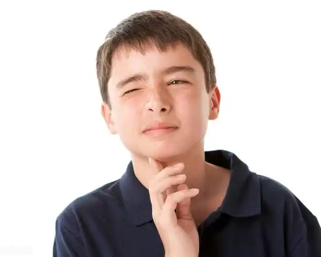 第三,不要眯眼看东西,有散光的孩子,家长没有及时配镜,孩子习惯性的