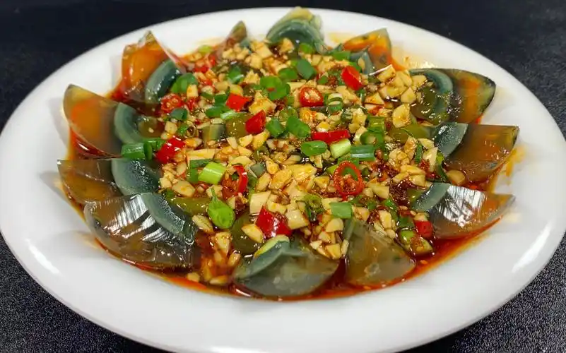 酒店卖38元一份的凉拌皮蛋做法非常简单,料汁关键,超级开胃下饭