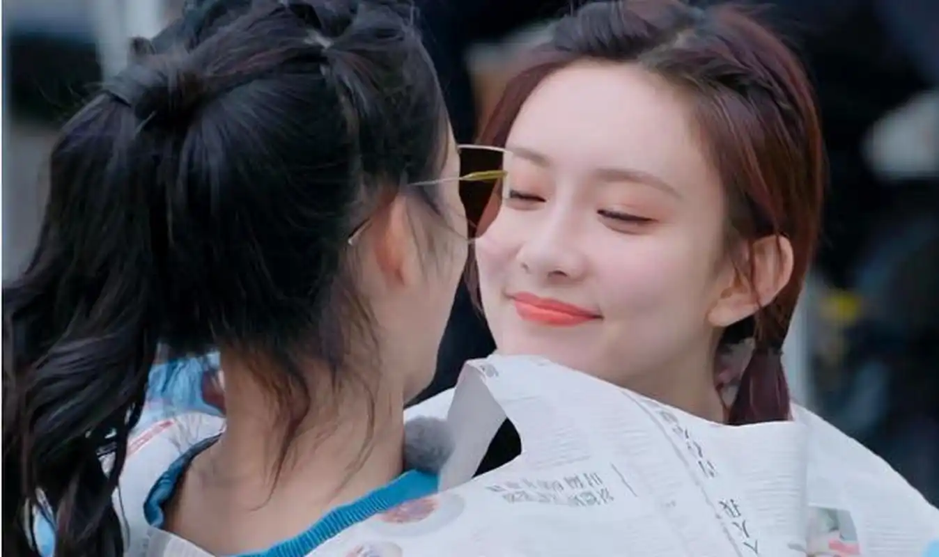 孟子义把周也哄睡后去打牌 孟子义和周也之间也有一个小秘密,那就是