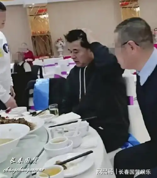 62岁毕福剑新年会友聚餐不修边幅头发凌乱显沧桑