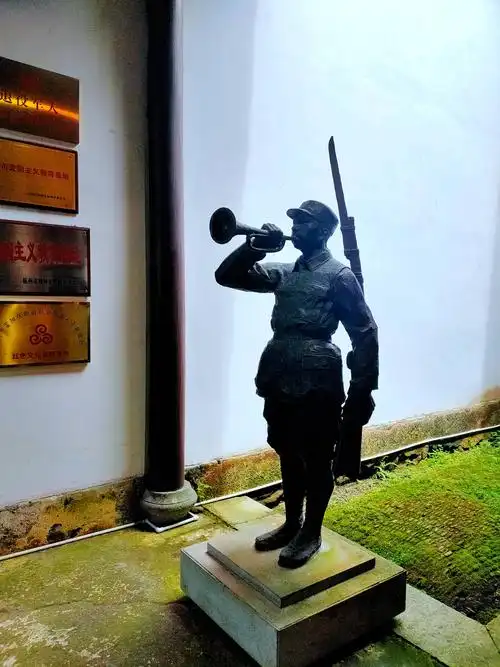 馆门口有一尊吹响军号的新四军战士铜像.