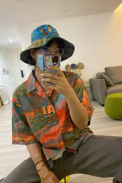 就比如众所周知的「专业对镜自拍摄影师」火火 97 ,用简单生活化的